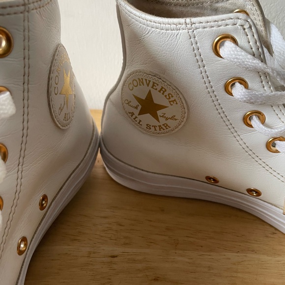 🔥🔥🔥Marked Down from $36 - $14🔥🔥🔥Converse Women's White High-Top Sneakers - Picture 2 of 14